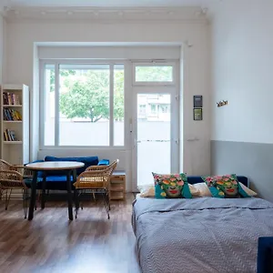 modern-central-flat-with-workspace.find-berlin-hotels.com/